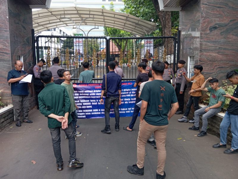 Puluhan Mahasiswa Unras Di Kejagung RI Minta “Copot Kejati Sultra” Yang Di Duga tidak Tuntas Menangani kasus Tipikor “Eks Pj. Bupati Bombana”