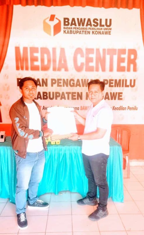 Agus Salim Menyerahkan Alat Bukti Dan Meminta Bawaslu Untuk Memeriksa Pihak  Pengacara H. Wadio Terkait Surat Keterangan Kesalahan Penulisan Ijazah