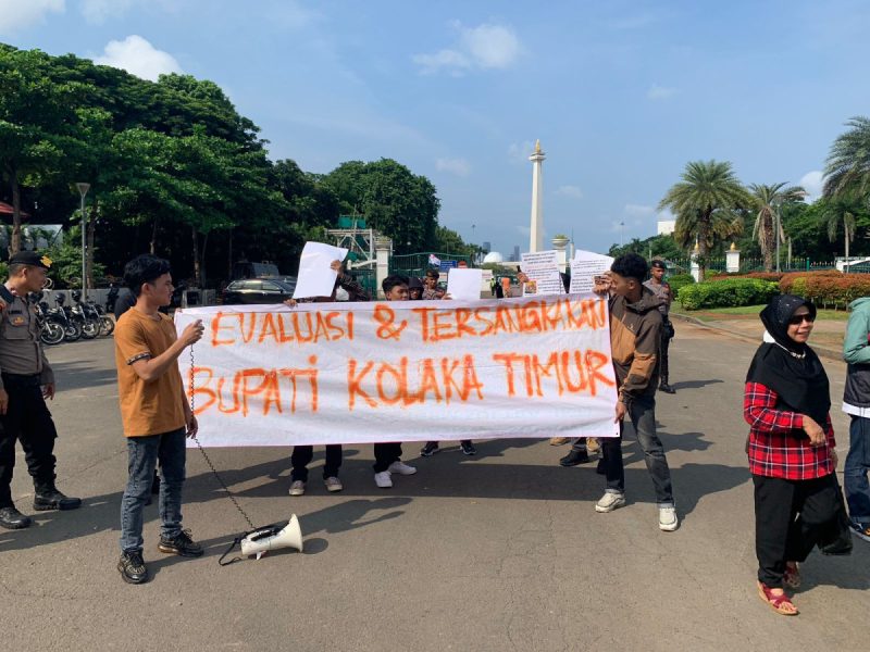 Babak Baru: Terkait Suap Bupati Koltim, Puluhan Mahasiswa Dan Pemuda Unras Di Depan Istana Negara