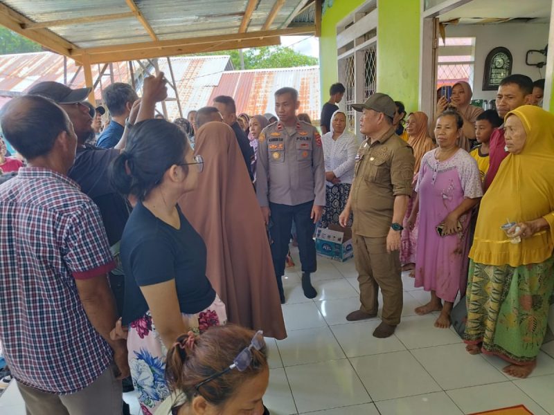 Kunjungi Warga Yang Terdampak Banjir Di Konggamea, Pj Bupati Konawe Tinjau Dan Berikan Bantuan Ini… !!