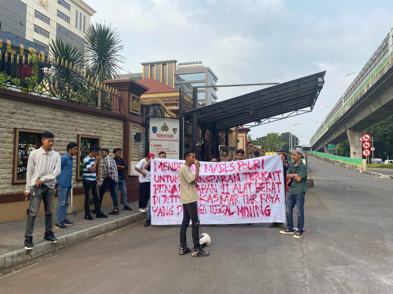Desak Transparansi Kasus Penyegelan Alat Berat, Konsorsium Mahasiswa Hukum Sultra Gelar Aksi di Depan Mabes Polri