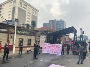 Mahasiswa Sultra Desak Kapolri Periksa Eks. Kapolres Kolut Terkait Dugaan Permainan Hukum di Balik Penyegelan Alat Berat PT. KTR