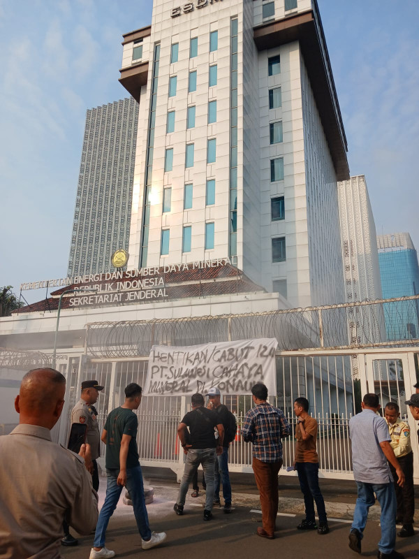Demo di Kantor Menteri ESDM, Massa Desak Pencabutan Izin PT SCM di Routa