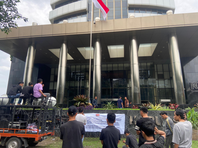Demo di KPK, Mahasiswa Desak Kasus Bandara Kolut, Gubernur Sultra Temui Masa Aksi: “Sampaikan Aspirasi Langsung ke Saya”